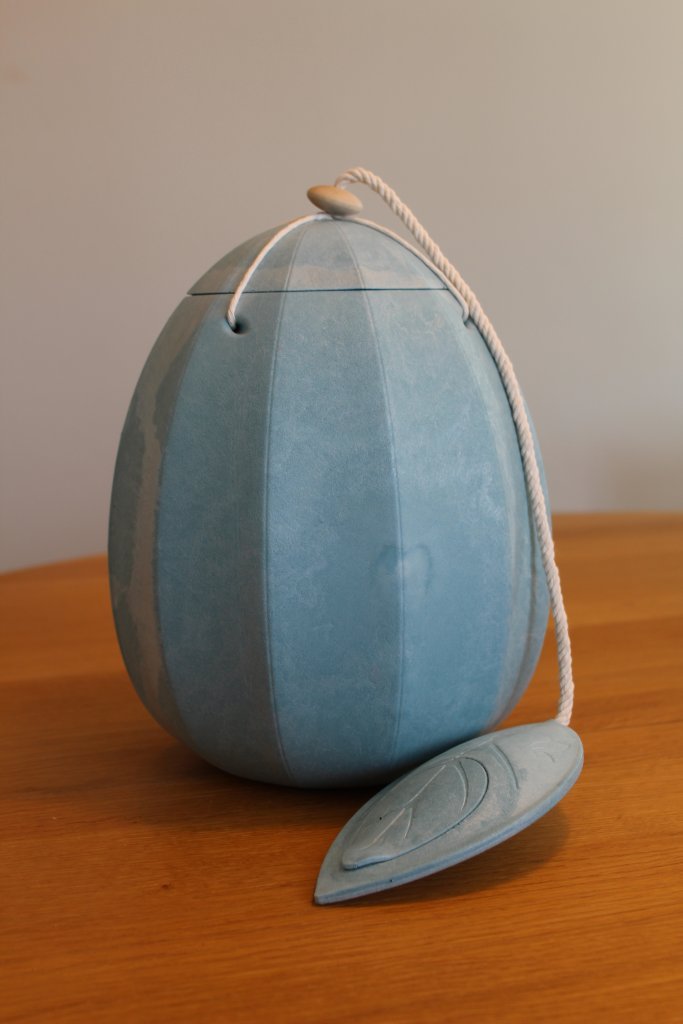 Duftker úr kartöflum og pappa með fræi af birki og gleym-mér-ei, himinblátt