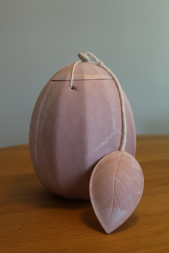 Duftker úr kartöflum og pappa með fræi af birki og gleym-mér-ei, bleikt