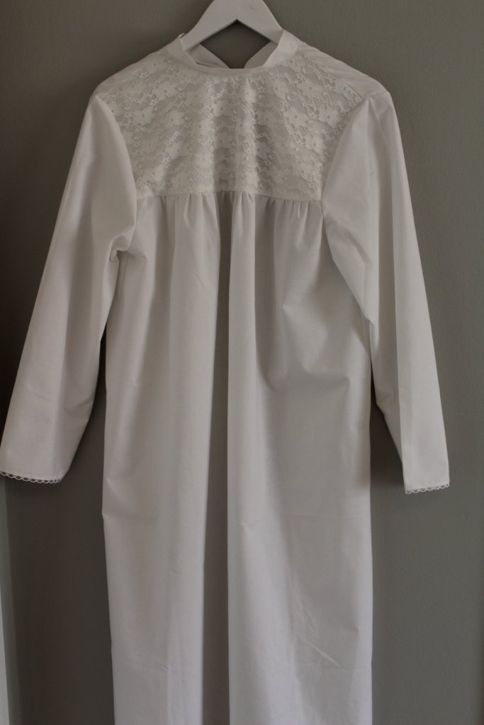 Líkklæði kvenna, íslensk (náttkjóll og sokkar)