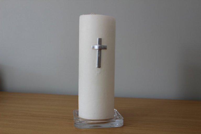 Kerti með silfurkrossi, í stjaka