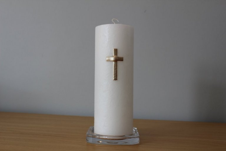 Kerti með gullkrossi, í stjaka